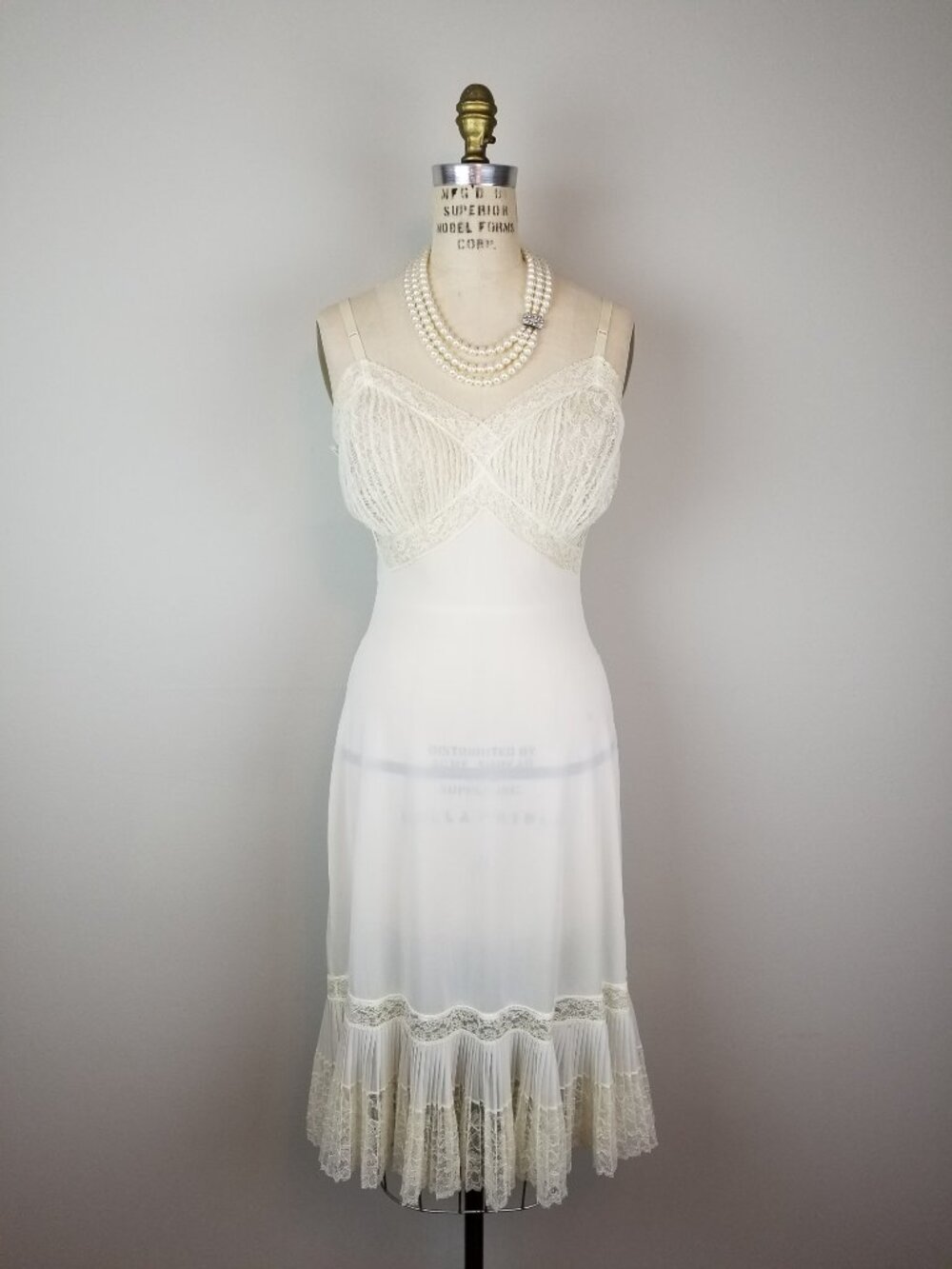 Gorgeous Vintage 1950's Cream Pleated Lace Slip with Flounce Size 36 - Picture 2 of 9